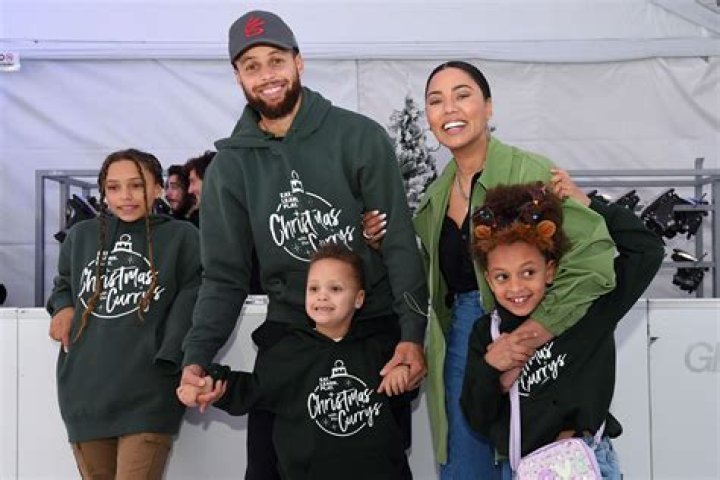 Ayesha & Steph Curry Pose For Sweet Family Photos With All 3 Kids On Thanksgiving