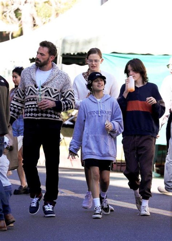 Ben Affleck & Jennifer Lopez Out With Their Kids: Photos – Hollywood Life
