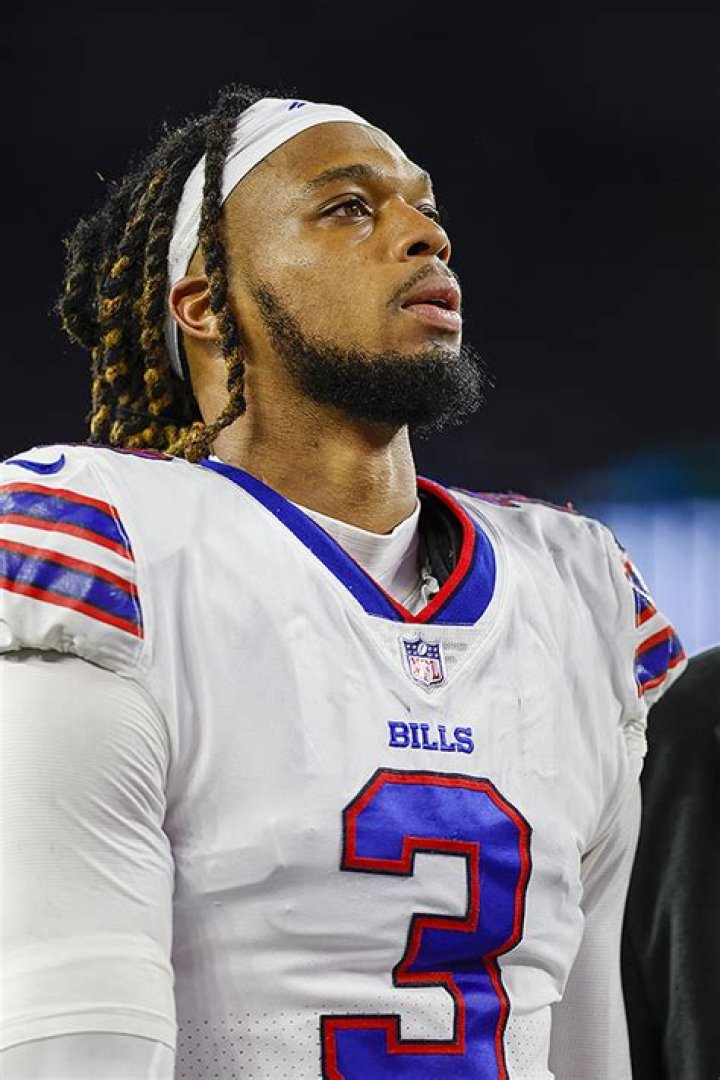 Damar Hamlin In Buffalo Bills Locker Room After Heart Attack – Hollywood Life