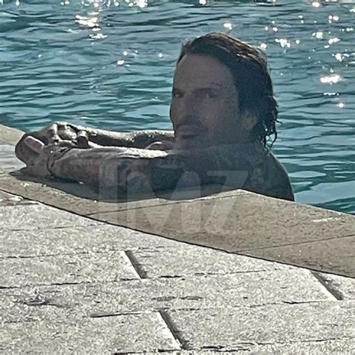 Tommy Lee Seen Shirtless & Swimming With Broken Ribs – Hollywood Life